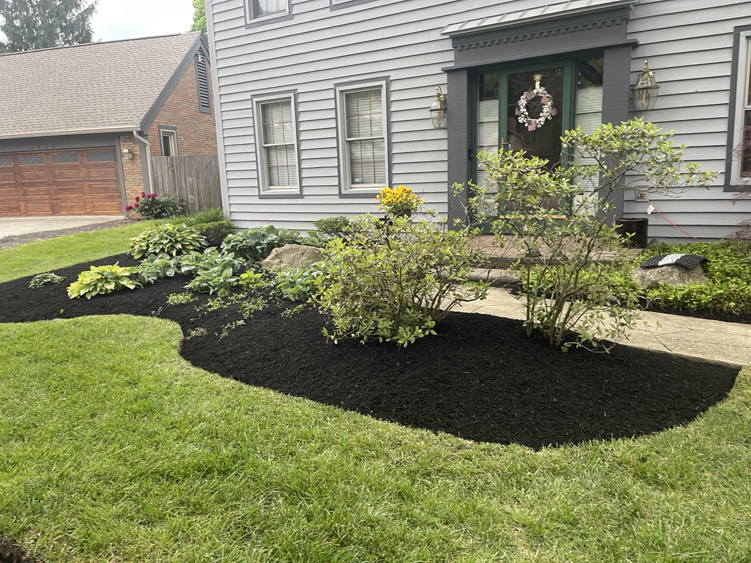 Finished landscape bed with cleanup edging and black mulch